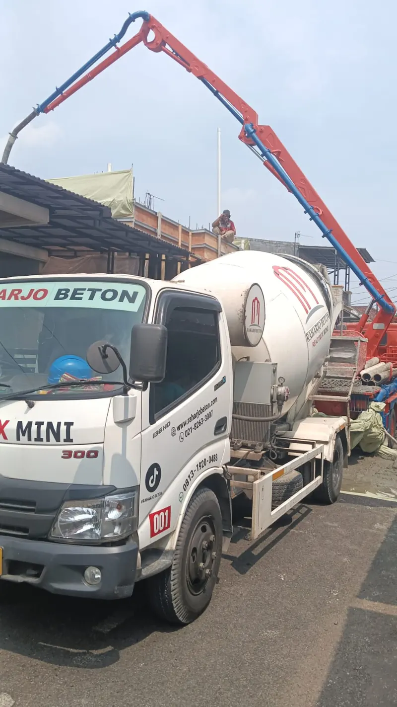 Harga beton minimix Bekasi - dokumentasi truk mixer kecil saat pengecoran