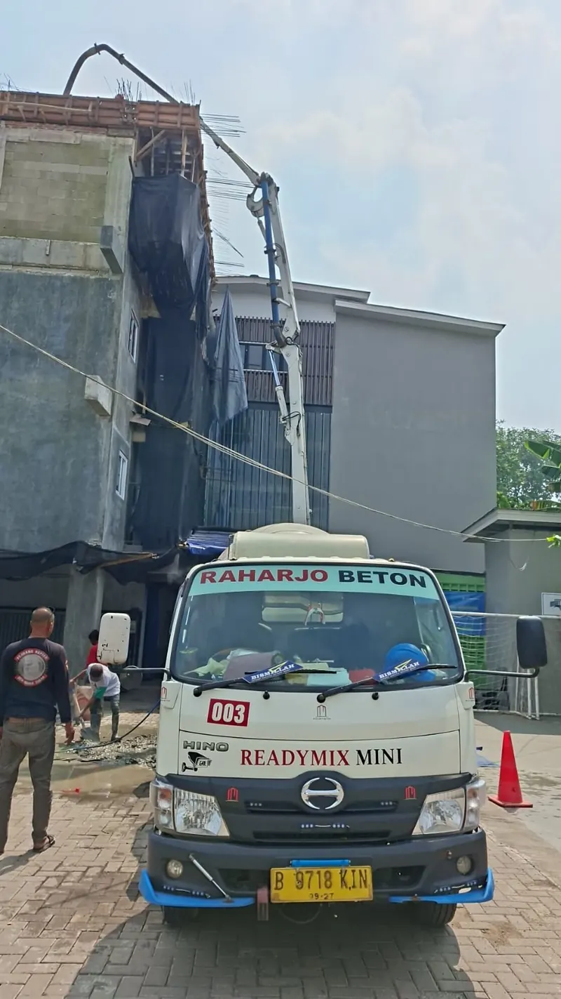 Sewa pompa beton Bekasi untuk pekerjaan pengecoran menggunakan boom concrete pump
