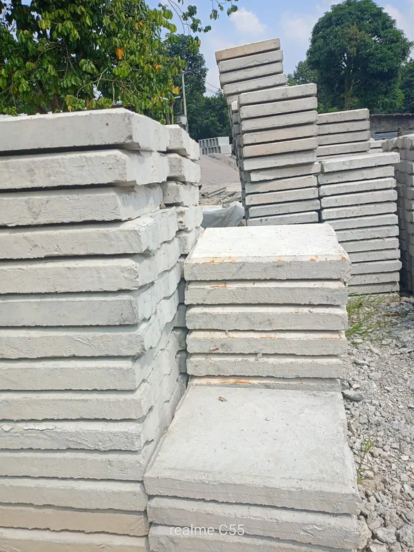 Produk beton precast berupa panel pracetak untuk proyek konstruksi